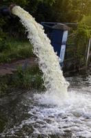 l'eau s'écoule du tuyau dans le canal. photo