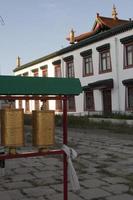 cylindres de prière et bâtiment blanc. Monastère de Gandantegchinlen, Mongolie photo