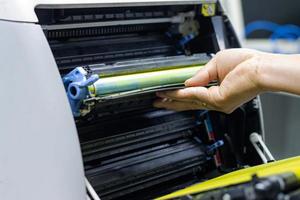 techniciens remplaçant le toner dans le concept d'imprimante laser réparation de fournitures de bureau photo