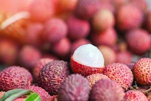 gros plan de fruits de litchi, litchi mûr frais pelé de l'arbre de litchi aux fruits tropicaux thaïlande en été photo