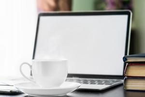 tasse à café et ordinateur portable avec livre photo