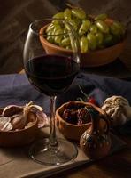 un verre de vin sur une table avec des plats photo