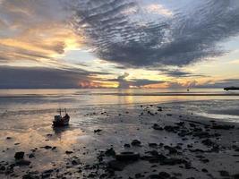 coucher de soleil sur la plage photo