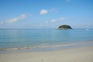 scène de mer calme et belle plage de kata photo