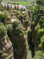 ronda, andalousie, espagne, 2014. vue de la gorge à ronda andalousie espagne le 8 mai 2014 photo