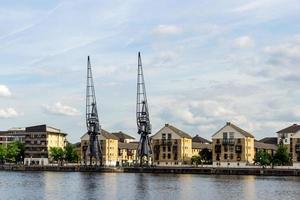 Londres, Royaume-Uni, 2014. vieilles grues à quai aux côtés d'un développement du front de mer à Londres photo