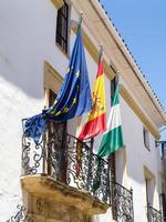 ronda, andalousie, espagne, 2014. drapeaux sur un bâtiment à ronda espagne le 8 mai 2014 photo