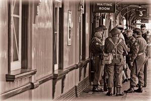 Horsted Keynes , West Sussex, Royaume-Uni, 2011. L'armée de papa à la gare de Horsted Keynes photo