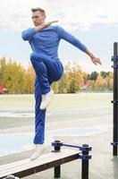 séance d'entraînement d'homme sportif sur un terrain de sport en plein air photo