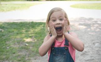 petite fille excitée faisant un geste wow. photo