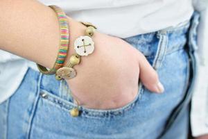 La main d'une adolescente avec des bracelets de style hipster photo