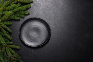 une planche à découper en bois vide avec des couverts en bois sur une table de cuisine de noël photo