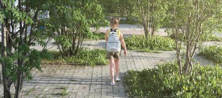 petite fille mignonne va à l'école. photo