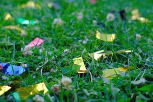 herbe verte avec des confettis brillants. photo