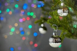 carte de fête de noël. sapin de noël décoré de boules. photo