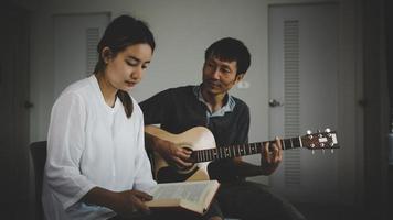 groupes familiaux chrétiens priant avec la sainte bible. photo