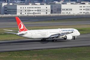 avion atterrissant à l'aéroport international d'istanbul photo