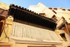 détail d'un immeuble à fès, maroc photo
