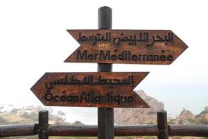 panneau de direction de l'océan atlantique et de la mer méditerranée à tanger, maroc photo