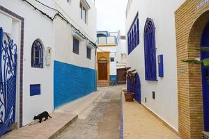 rue de la kasbah des oudayas à rabat, maroc photo