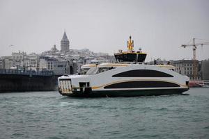 Ferry dans le détroit du Bosphore, Istanbul, Turquie photo