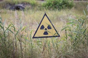Panneau d'avertissement nucléaire dans la zone d'exclusion de Tchernobyl, Ukraine photo