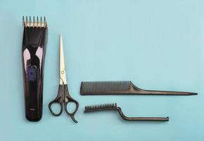 outils de coiffeur sur fond bleu. tondeuse à cheveux, photo