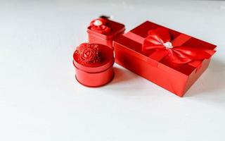 coffret cadeau rouge sur fond de bois blanc photo