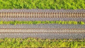 une vue aérienne des voies ferrées photo