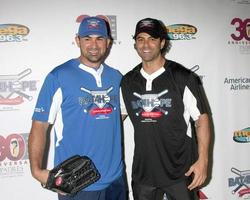 los angeles, 7 nov - adrian gonzalez, adrian bellani au adrian gonzalezs bat 4 espère que le match de softball des célébrités padres contra el cancer au dodger stadium le 7 novembre 2015 à los angeles, ca photo