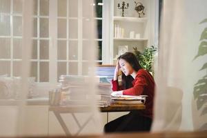 concept de surmenage d'officier asiatique. au fil du temps travailler au bureau à domicile. les bourreaux de travail photo