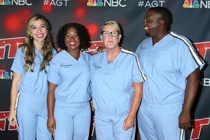 los angeles sep 7 - membres de la chorale d'infirmières de la santé de northwell au tapis rouge de l'émission america s got talent live au dolby theatre le 7 septembre 2021 à los angeles, ca photo