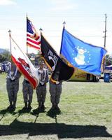 los angeles, oct 9 - présentation des couleurs aux célébrités saluent les militaires au labyrinthe de maïs au grand aliment pour chevaux et mercantile le 9 octobre 2015 à temecula, ca photo