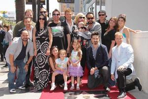 los angeles, 22 avril - backstreet boys et familles lors de la cérémonie pour la star des backstreet boys sur le walk of fame au hollywood walk of fame le 22 avril 2013 à los angeles, ca photo