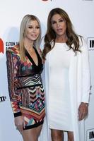 los angeles 9 février - sophia hutchins, caitlyn jenner à la 28e soirée de visionnement de la fondation elton john aids au parc west hollywood le 9 février 2020 à west hollywood, ca photo