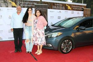 los angeles 25 septembre - katrina cebreiro et invités au festival du film de catalina en voiture à travers le tapis rouge, vendredi au centre d'événements de rite écossais le 25 septembre 2020 à long beach, ca photo