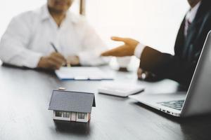 l'agent immobilier a parlé des termes de la maison photo