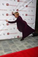 los angeles, 23 avril - cloris leachman arrive aux prix genii 2013 présentés par l'alliance pour les femmes dans les médias au centre culturel skirball le 23 avril 2013 à los angeles, ca photo