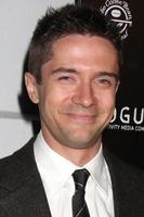 los angeles 27 août - topher grace arrive au 2e événement annuel de la genèse de l'art d'elysium aux studios de lait le 27 août 2010 à los angeles, ca photo