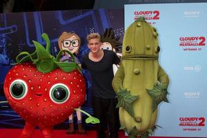 los angeles, 21 septembre - cody simpson au nuageux avec une chance de boulettes de viande 2 première de los angeles au théâtre du village le 21 septembre 2013 à westwood, ca photo