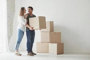 notre maison. la famille a été transférée dans une nouvelle maison. déballage des cartons de déménagement photo