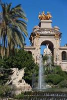 fontaine du lac du parc de la ciudadela de barcelone avec quadrige doré d'aurore photo