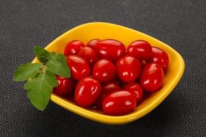 tomates cerises rouges dans le bol photo