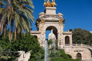 fontaine du lac du parc de la ciudadela de barcelone avec quadrige doré d'aurore photo