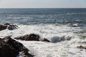 vagues se brisant sur la côte portugaise photo