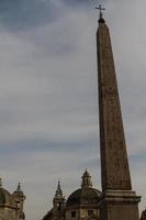 monument à piazza del popolo, rome, italie. photo