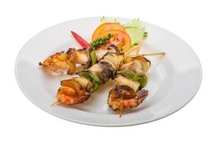 barbecue de fruits de mer sur blanc photo