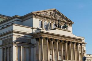 varsovie, pologne - opéra national et bâtiment du théâtre national photo