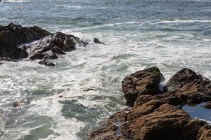 vagues se brisant sur la côte portugaise photo