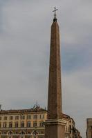 monument à piazza del popolo, rome, italie. photo